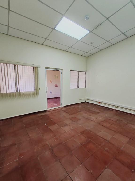 Amplio local con 10 oficinas privadas en alquiler , zona colonia en San José Villanueva - Imagen 2