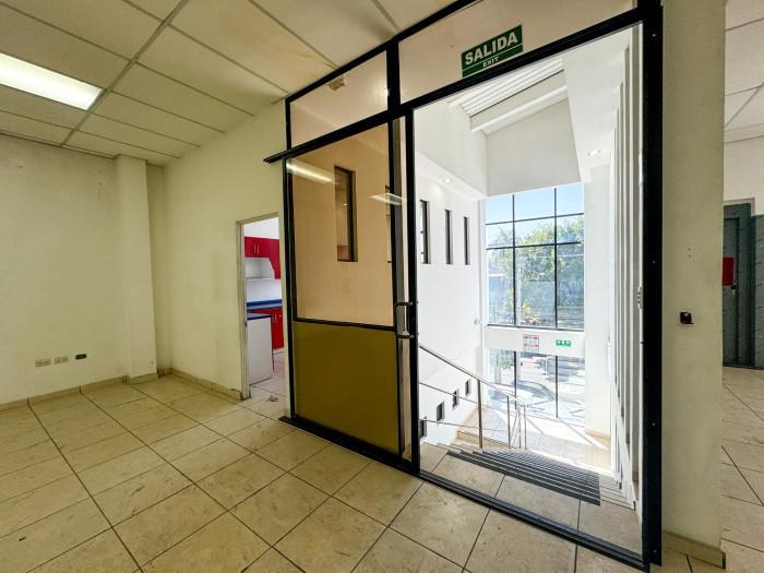 En venta o alquiler importante edificio en colonia medica en Rosario de Mora - Imagen 17