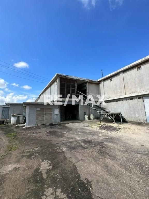 Edif. Comercial Local y Galpón en Venta Av. La Limpia. Remax Mil en Tovar - Imagen 3