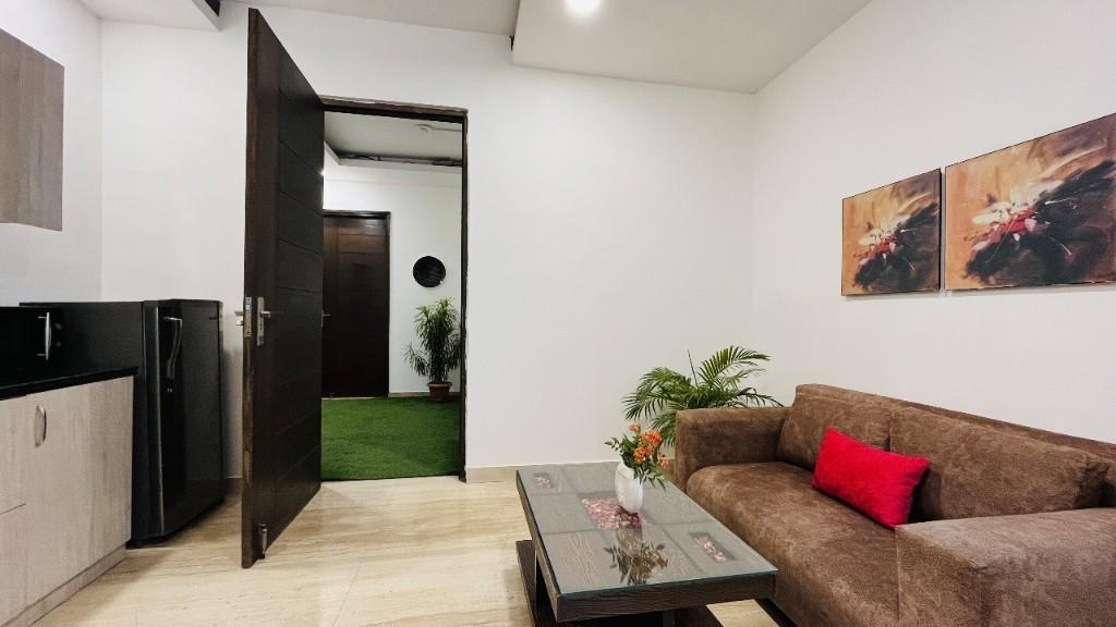 Studio Room with kitchen DLF Golf course road in Holi - Image 6