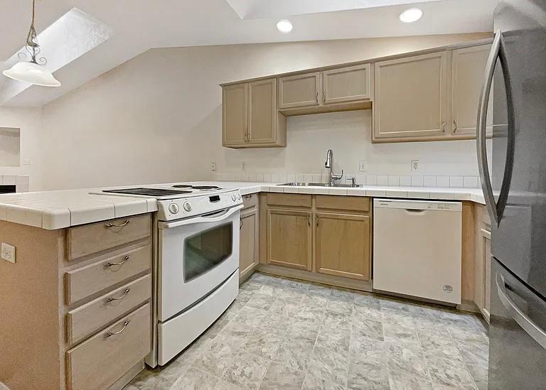 HOUSE FOR RENT/ FOR SALE (info in description) in Vancouver - Image 4