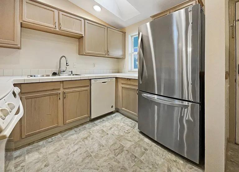 HOUSE FOR RENT/ FOR SALE (info in description) in Vancouver - Image 9