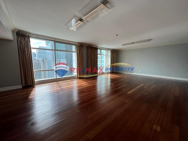 Large 3 Bedroom Unit in One Roxas Triangle For Sale in Makati - Image 1