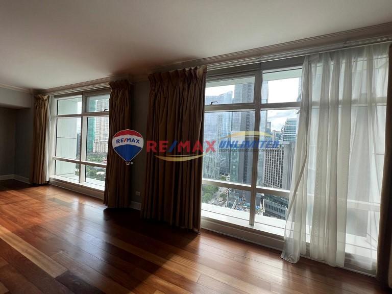 Large 3 Bedroom Unit in One Roxas Triangle For Sale in Makati - Image 3