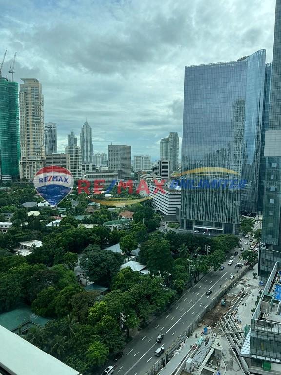 Large 3 Bedroom Unit in One Roxas Triangle For Sale in Makati - Image 6