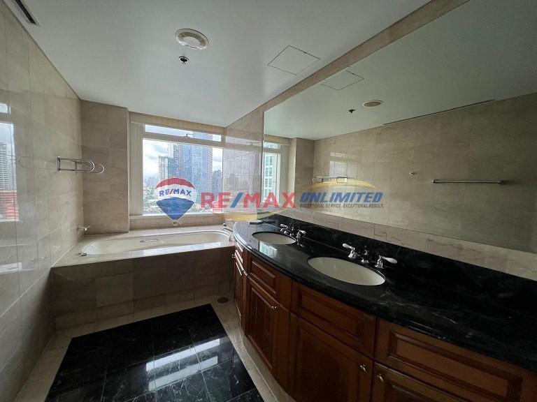 Large 3 Bedroom Unit in One Roxas Triangle For Sale in Makati - Image 5