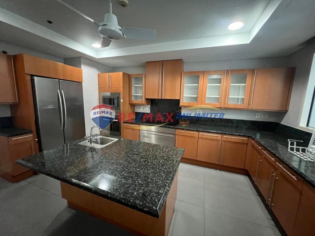 Large 3 Bedroom Unit in One Roxas Triangle For Sale in Makati - Image 4