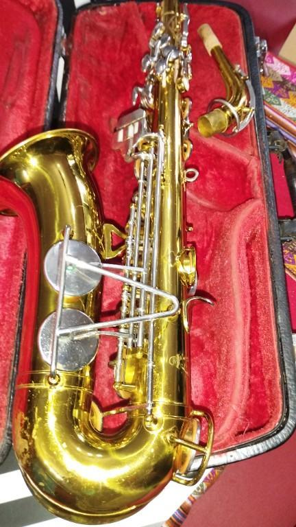SAXOFON AMERICANO KING CLEVELAND en Badalona - Imagen 9