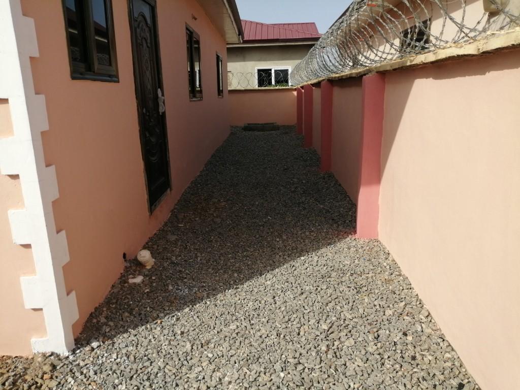 NEAT 3BRM HOUSE/ SELF COMPOUND AT KASOA. in Oduponkpehe - Image 4