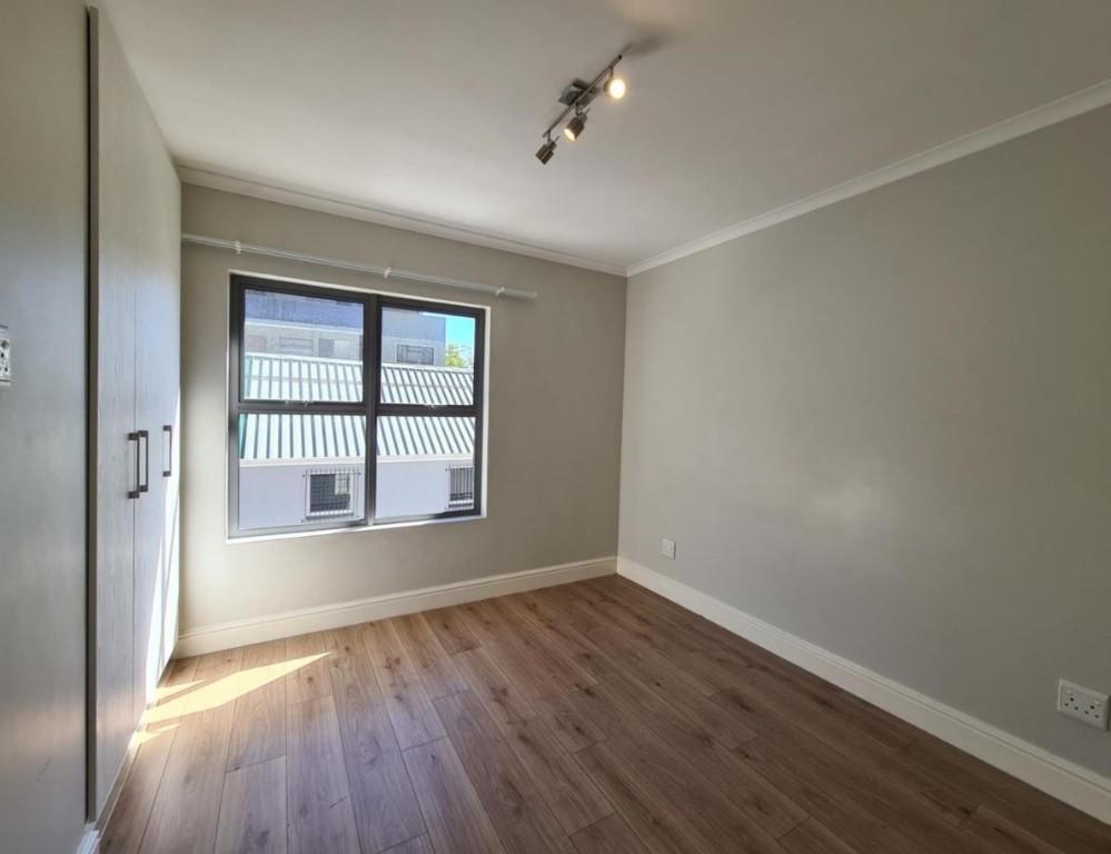 Stylish 1-Bedroom Apartment for Rent in Rondebosch in South Africa - Image 2
