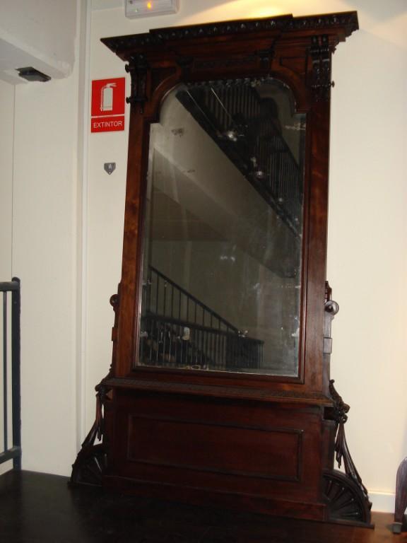 MAGNIFICO MUEBLE-ESPEJO DE PARED. SIGLO XIX. LABRADO CON ADORNOS en España - Imagen 10
