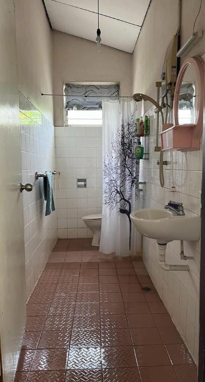2 Storeys Semi D Located in Greenlane, Island Glades, Georgetown in George Town - Image 12