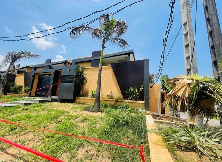COCODY ATTOBAN UNE VILLA DUPLEX de 6PIÈCES AVEC PISCINE en Côte d’Ivoire - Photo 7