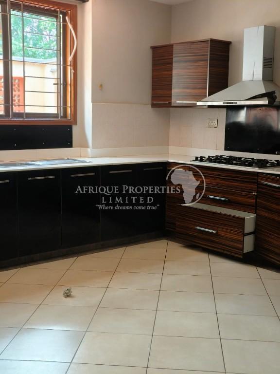 4 Bedroom Alll Ensuite Home + 2 Room DSQ For Rent in Runda in Kenya - Image 4