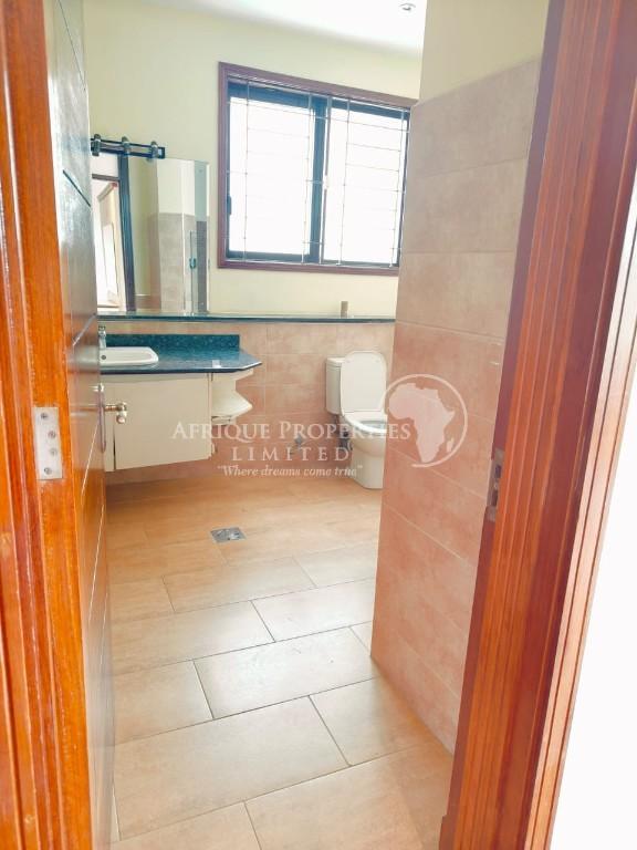 4 Bedroom Alll Ensuite Home + 2 Room DSQ For Rent in Runda in Kenya - Image 17