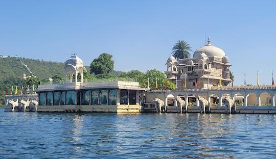 •	Best outing with Car Rental Tour packages for Udaipur in Ahmedabad - Image 4