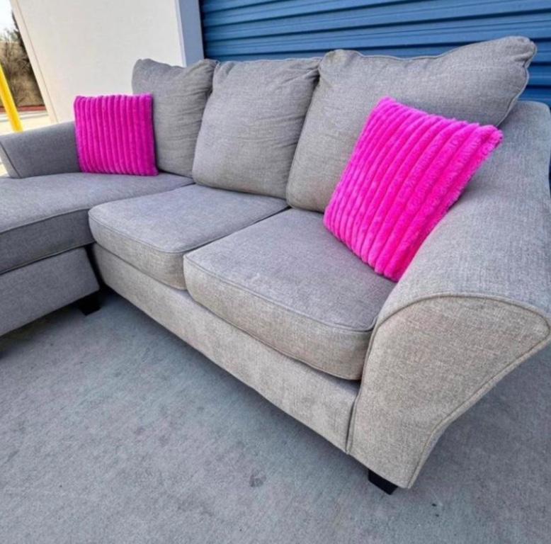 Reversible Gray sectional couch in Houston - Image 2