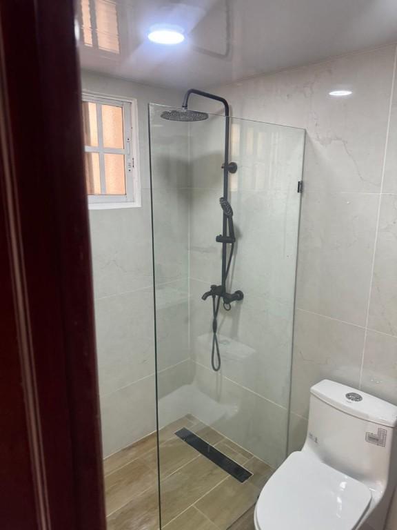 RENTO APARTAMENTO EN GAZCUE PRIMER NIVEL CON PATIO SIN INTERMEDI en Miami - Imagen 4