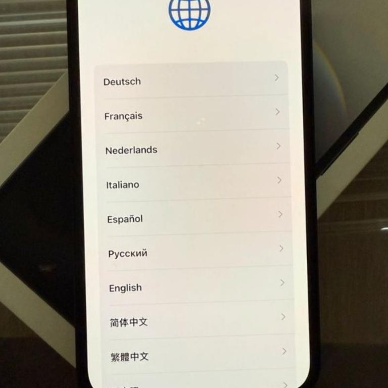 Apple iPhone 16 e in Berlin - Bild 3