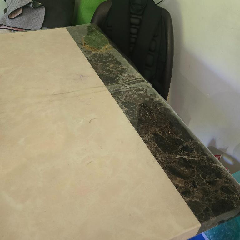 6 seats Dining table in Carrigtwohill - Image 3