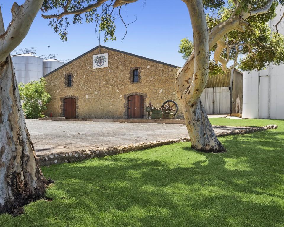 CELLAR DOOR / TASTING ROOM FOR LEASE IN THE RIVERLAND in Australia - Image 1