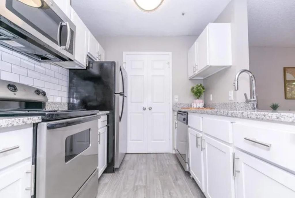 APARTMENT IN GREAT AREA. NO COMMUTE! in United States - Image 6