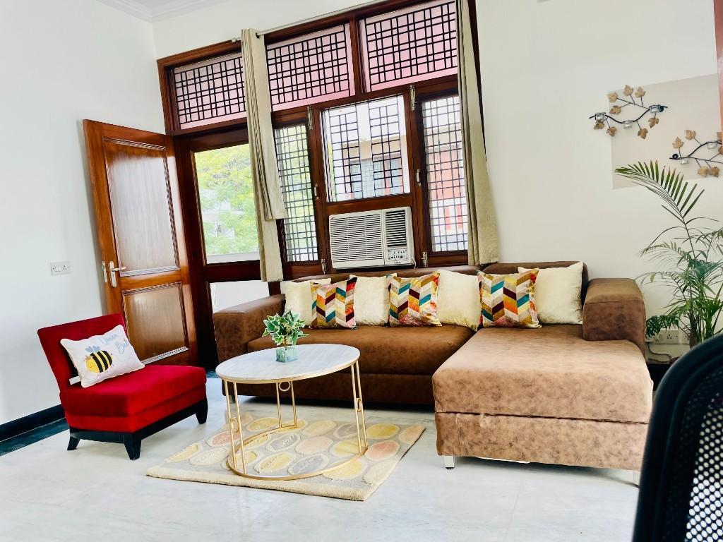 Comfortable stay in Dlf Galleria in Gurgaon - Image 1