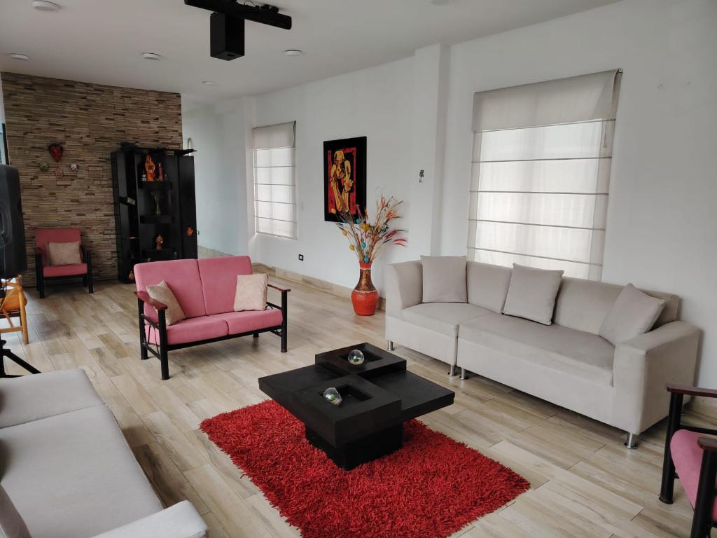 VENDO HERMOSA CASA CON PISCINA Y ESTANQUE en Ecuador - Imagen 5