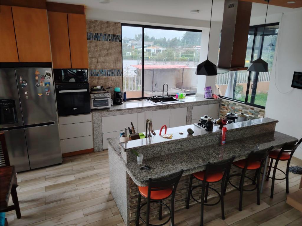 VENDO HERMOSA CASA CON PISCINA Y ESTANQUE en Ecuador - Imagen 3
