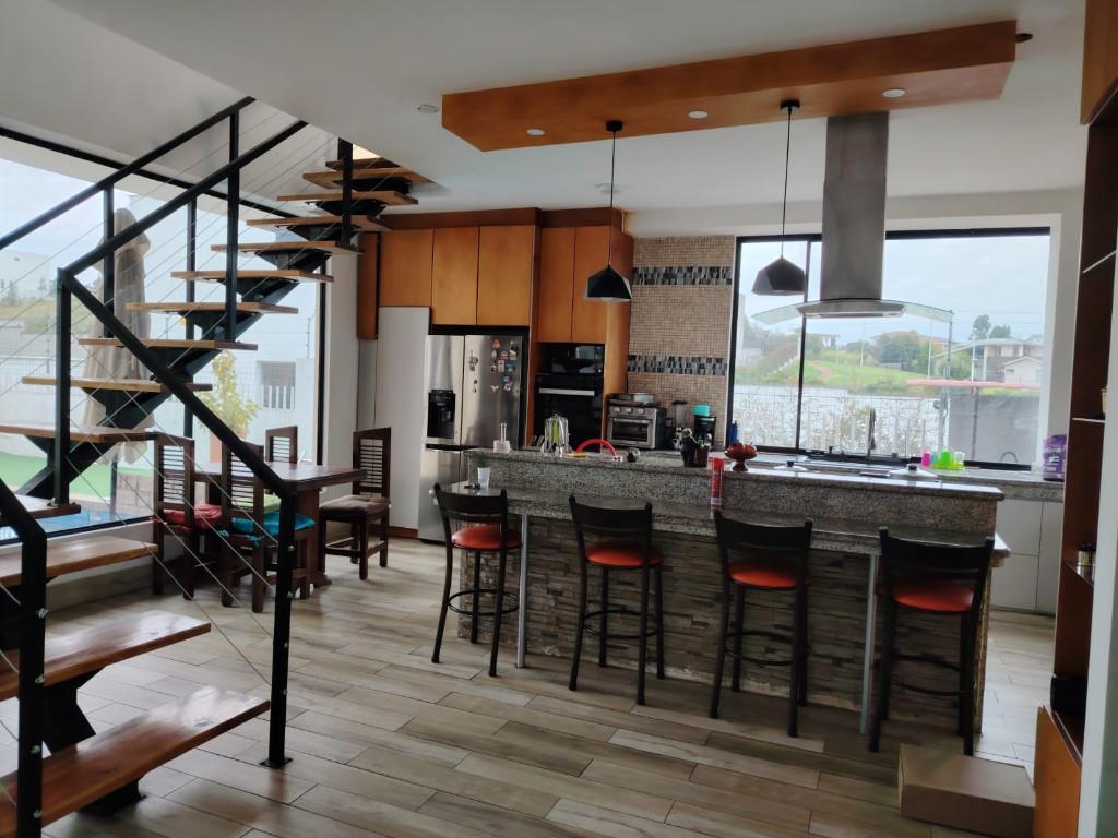 VENDO HERMOSA CASA CON PISCINA Y ESTANQUE en Ecuador - Imagen 2
