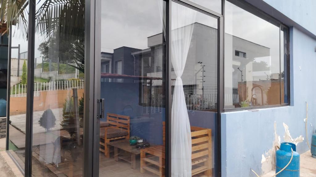 VENDO HERMOSA CASA CON PISCINA Y ESTANQUE en Ecuador - Imagen 11