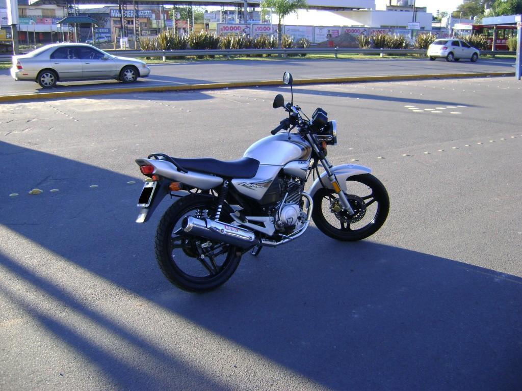 YAMAHA YBR FULL GRIS IMPECABLE en Ciudad Celina - Imagen 2
