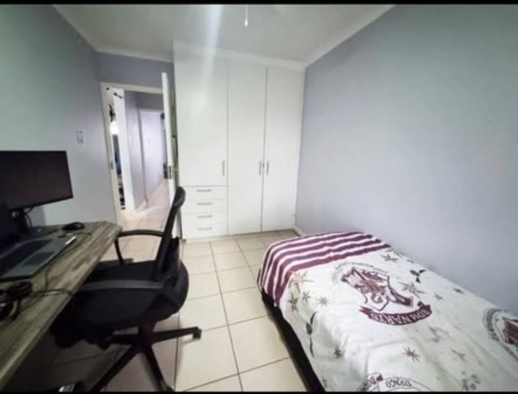 Stunning two bedroom flat in Umgeni park, Durban North in Durban - Image 8