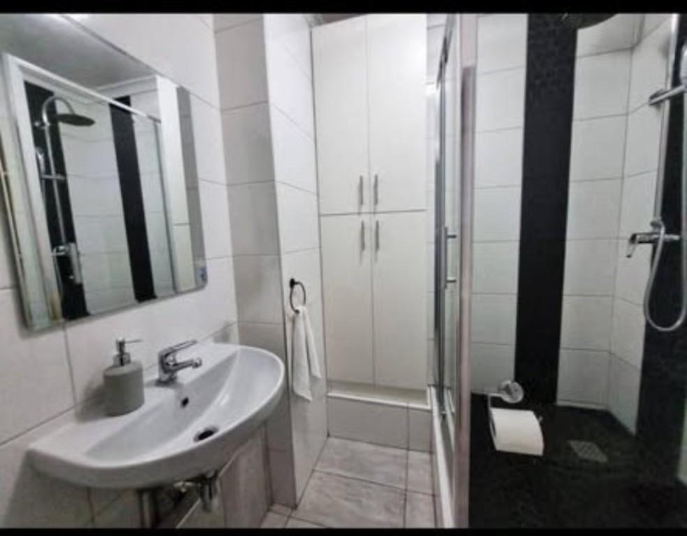Stunning two bedroom flat in Umgeni park, Durban North in Durban - Image 9