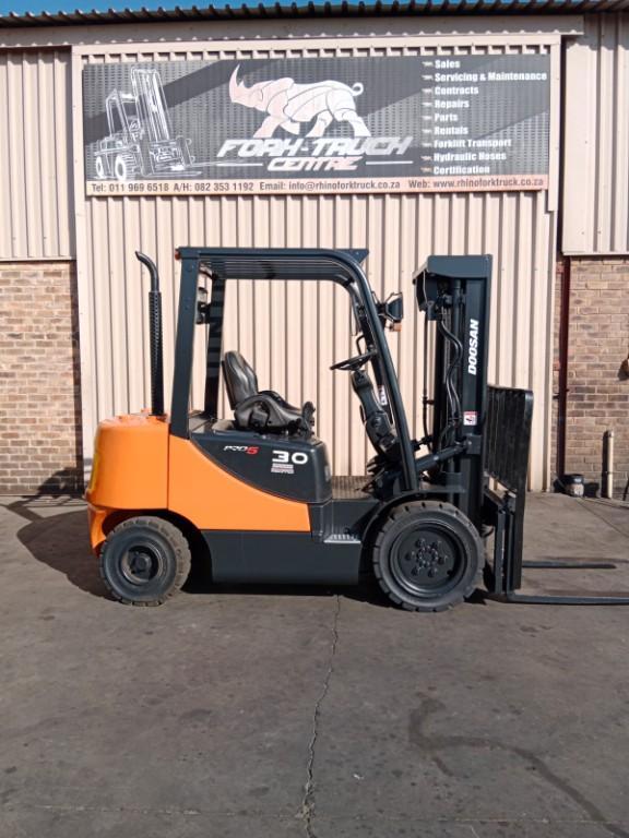 USED 2013 DOOSAN D30S-5 DIESEL FORKLIFT FOR SALE in Benoni - Image 1