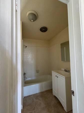 2 BEDROOMS IN SANTA MONICA in Santa Monica - Image 5