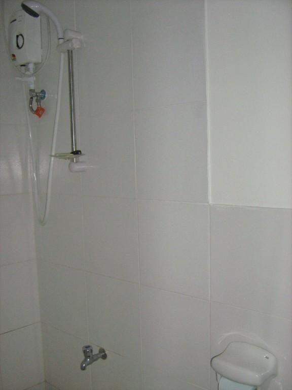 CONDO FOR RENT IN KAPITOLYO PASIG in Lower Bicutan - Image 2