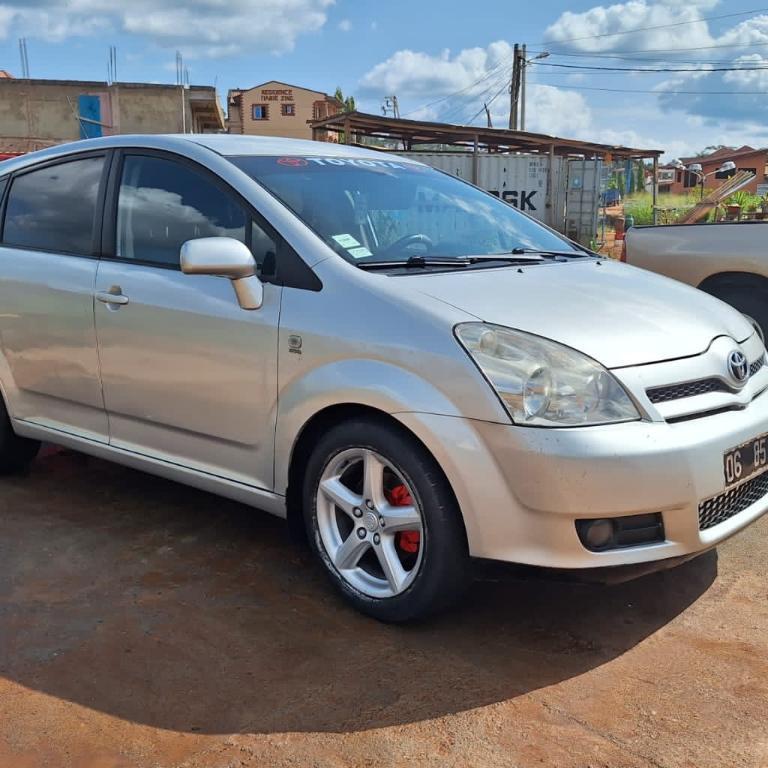 TOYOTA COROLLA VERSO au Cameroun - Photo 2