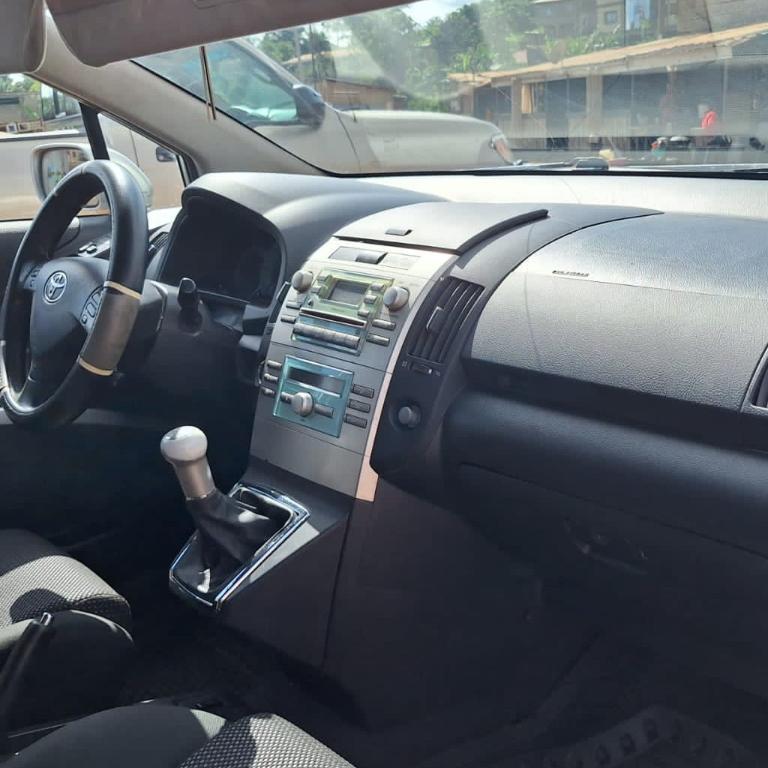 TOYOTA COROLLA VERSO au Cameroun - Photo 3