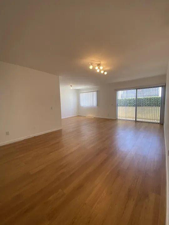Three bedroom apartment in Burbank - Image 3