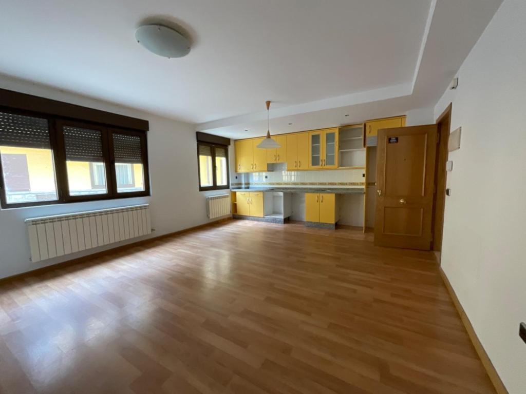 Local comercial en alquiler en Sama - Imagen 1