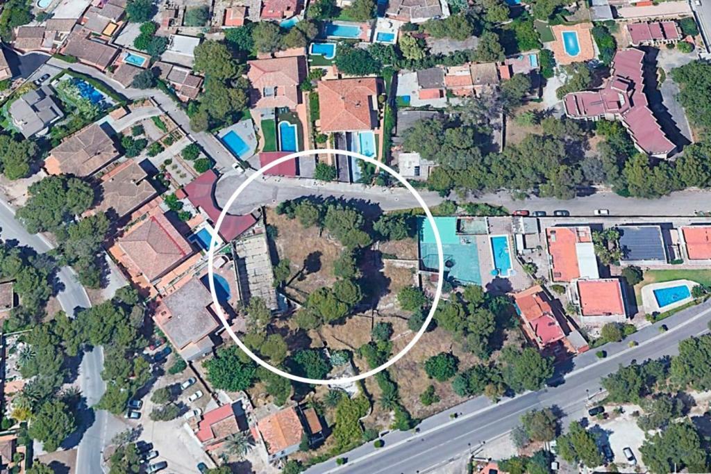 Solar edificable en primera línea de mar en València - Imagen 1