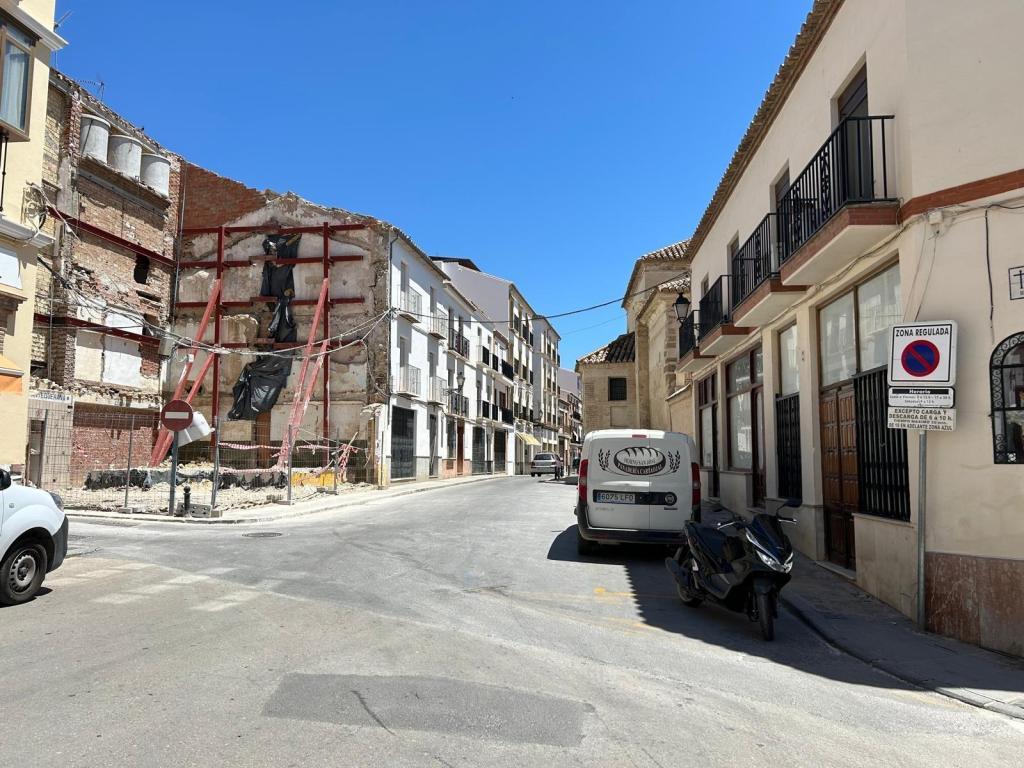 VENTA PARCELA + CASA + PISCINA en Antequera - Imagen 1