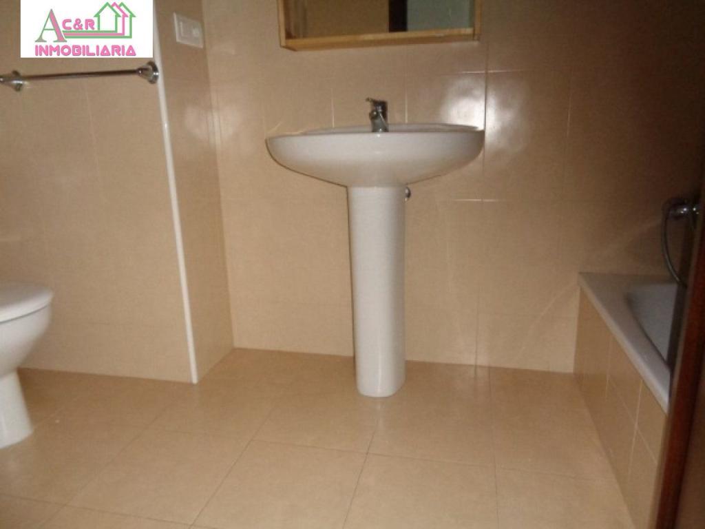 AMPLIO PISO CÉNTRICO DE 4 DORMITORIOS, 3 BAÑOS, TRASTERO Y … en Cabra - Imagen 1