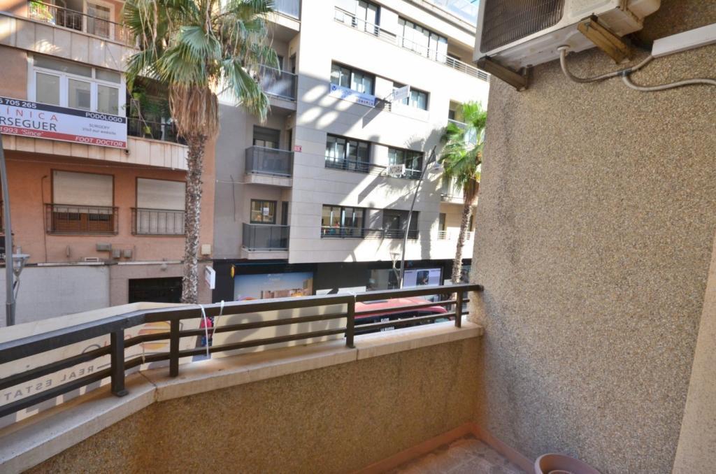 PISO REFORMADO JUNTO PALACIO CONGRESOS en Torrevieja - Imagen 1