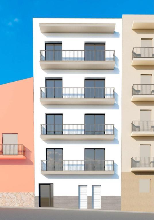 ESPECTACULAR CASA ADOSADA CON EXTERIORES Y PISCINA … en Tortosa - Imagen 1