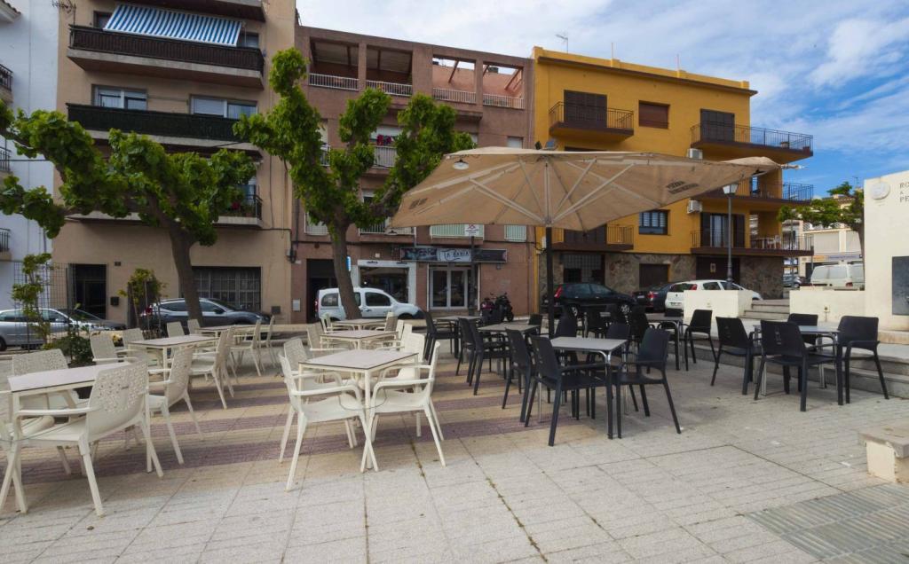 Venta de Local en Roses en Figueras - Imagen 1