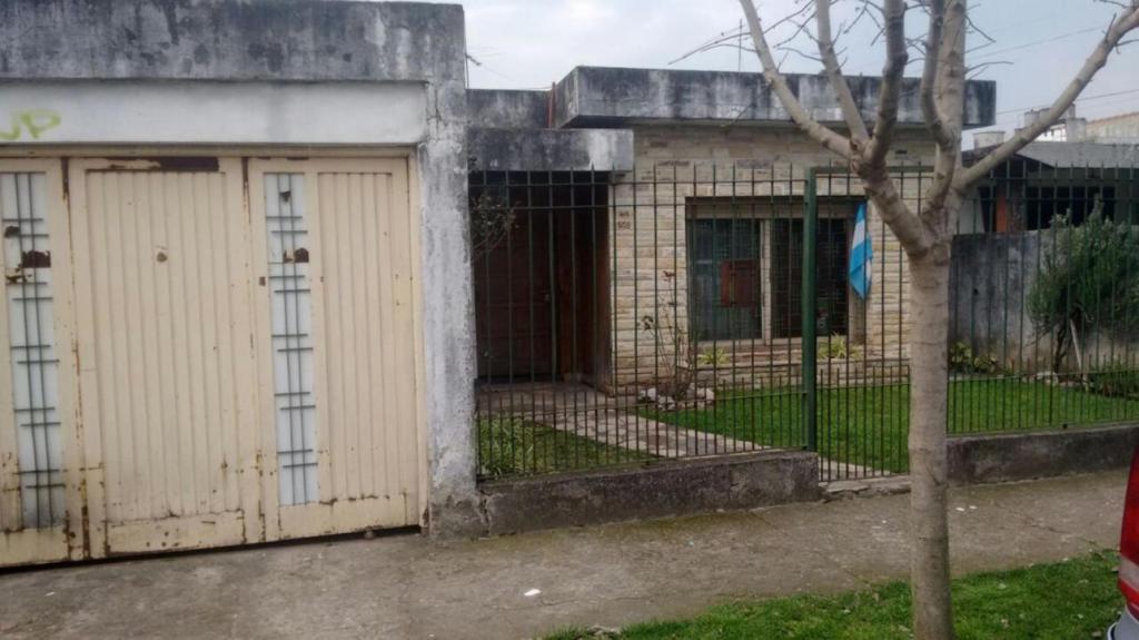 PROPIEDAD 3 AMBIENTES CON AMPLIO FONDO LIBRE IDEAL INVERSOR … en Merlo - Imagen 1