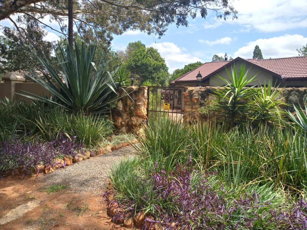 Manificent Home, Simplex.Completely Walled in.Double Lock … in Vereeniging - Image 1
