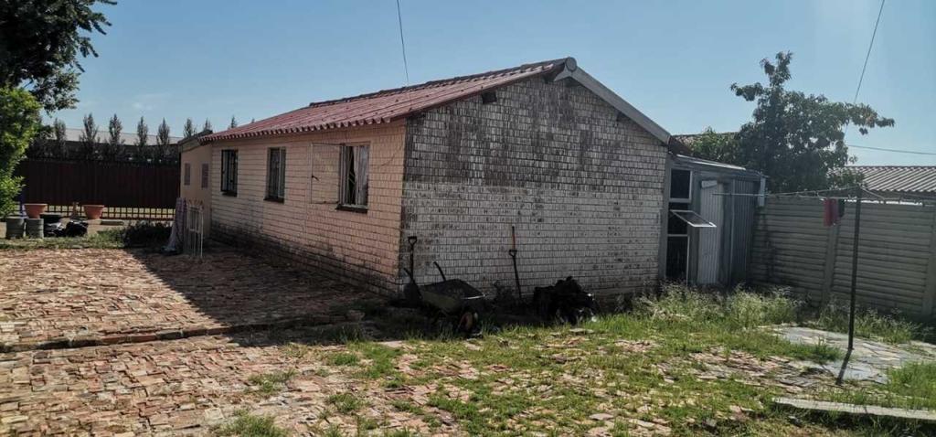 3 Bedroom House on a plot on Roodewal / The Bend Holdings. in Bloemfontein - Image 1